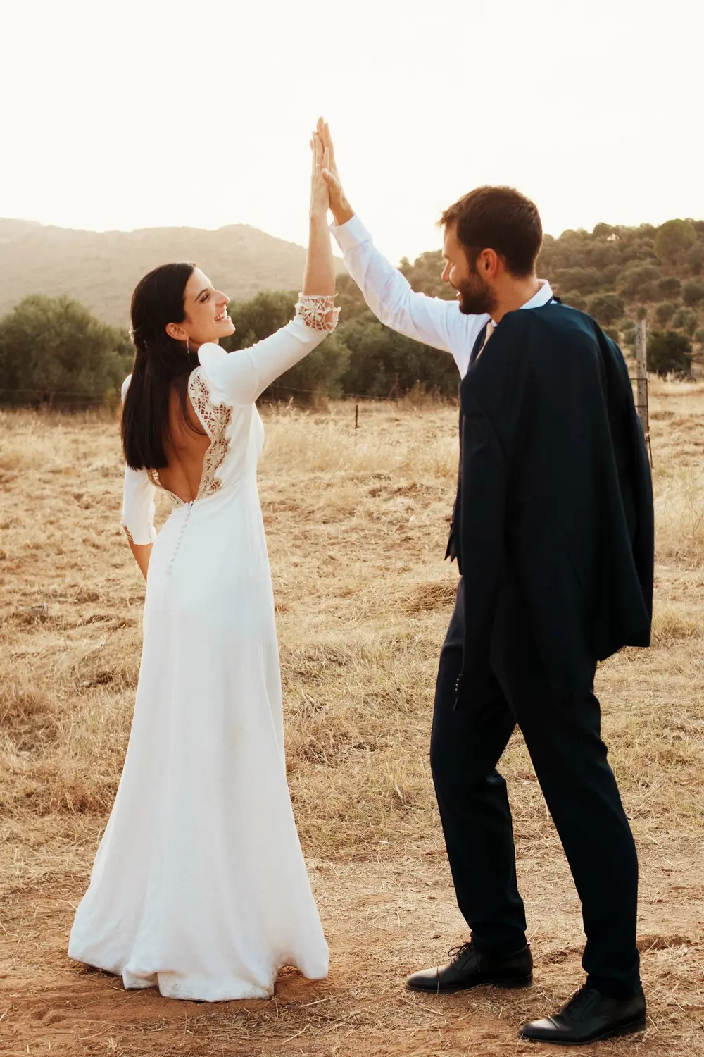 María y Tito chocan las manos en mitad del campo