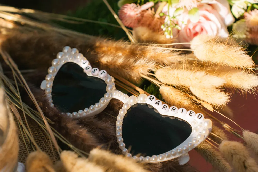 Gafas de corazón con el nombre de los novios