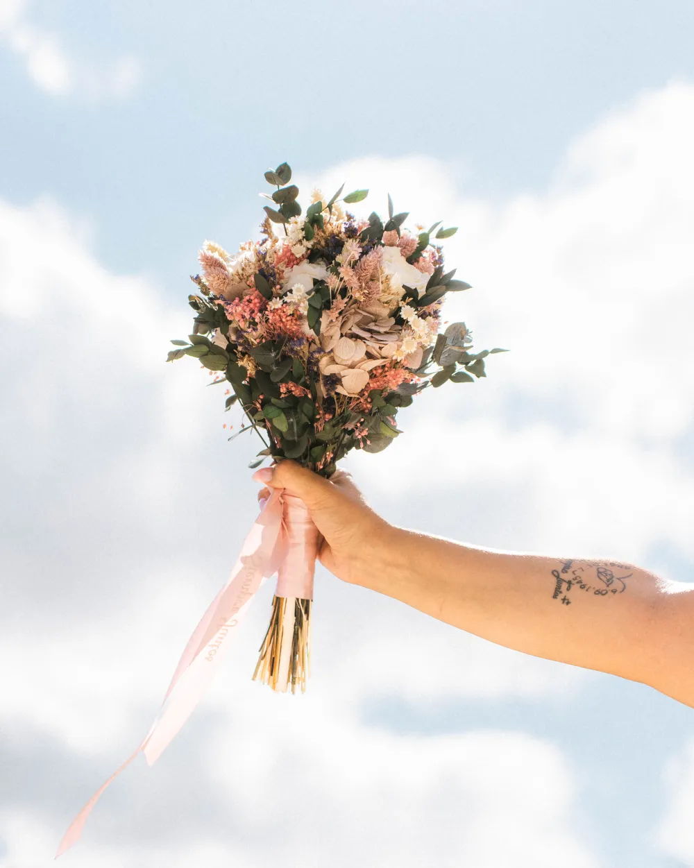 El ramo de novia contra el cielo
